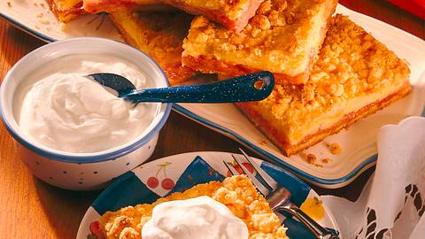 Streuselkuchen mit Rhabarber-Quark-Füllung Rezept - Foto: Neckermann