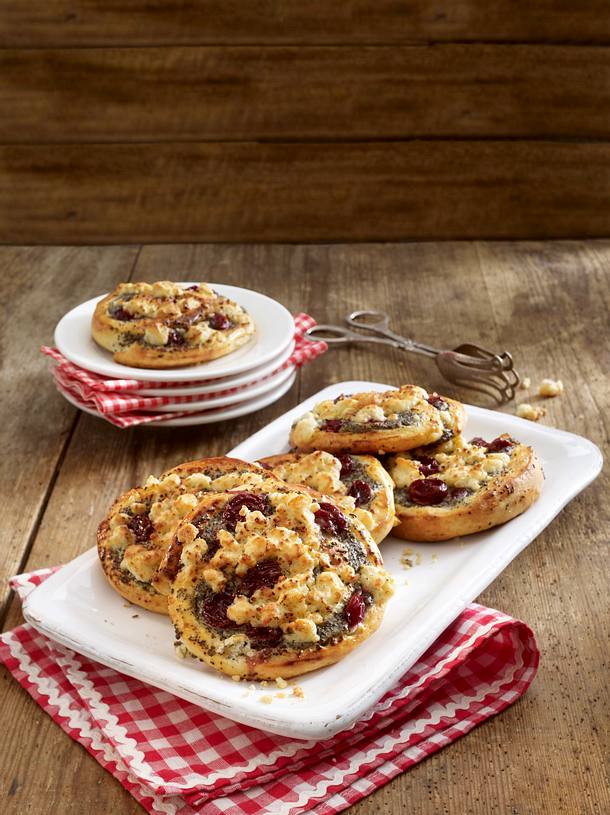 Streuselschnecken mit Kirschen Rezept | LECKER