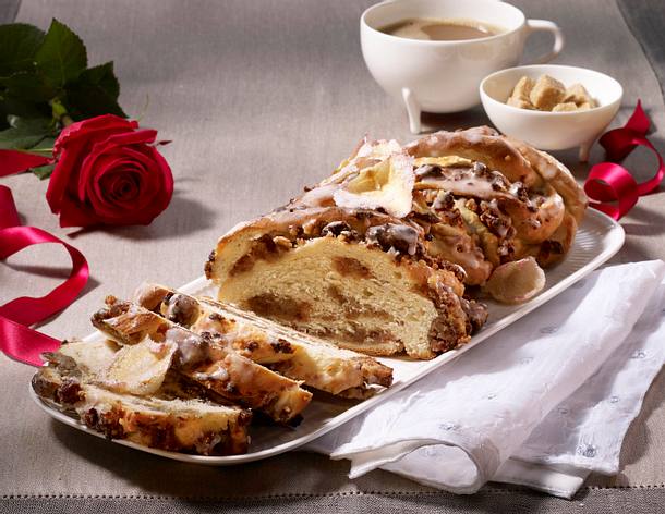 Striezel mit Dattel-Walnussfüllung und kandierten Rosenblättern Rezept Striezel mit Dattel-Walnussfüllung und kandierten Rosenblättern Rezept