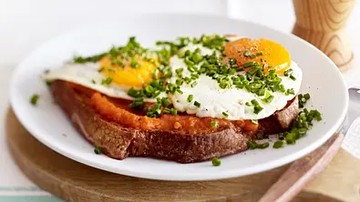 Strohwitwerbrot mit Spiegelei Rezept - Foto: LECKER @ Bauer Media Group