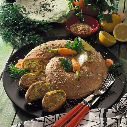 Strudelschnecke mit Quark-Gemüsefüllung und Kräute Rezept Strudelschnecke mit Quark-Gemüsefüllung und Kräute Rezept