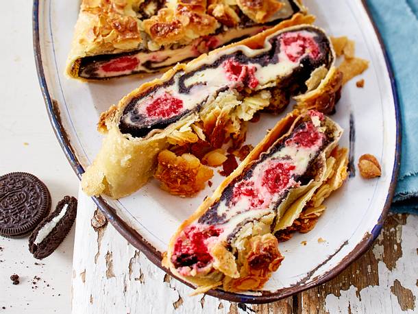 Strudelsünde, gefüllt mit Himbeer-Oreo-Topfen Rezept Strudelsünde, gefüllt mit Himbeer-Oreo-Topfen Rezept