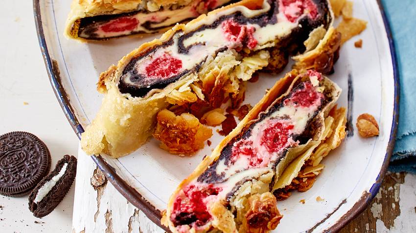 Strudelsünde, gefüllt mit Himbeer-Oreo-Topfen Rezept - Foto: House of Food / Bauer Food Experts KG