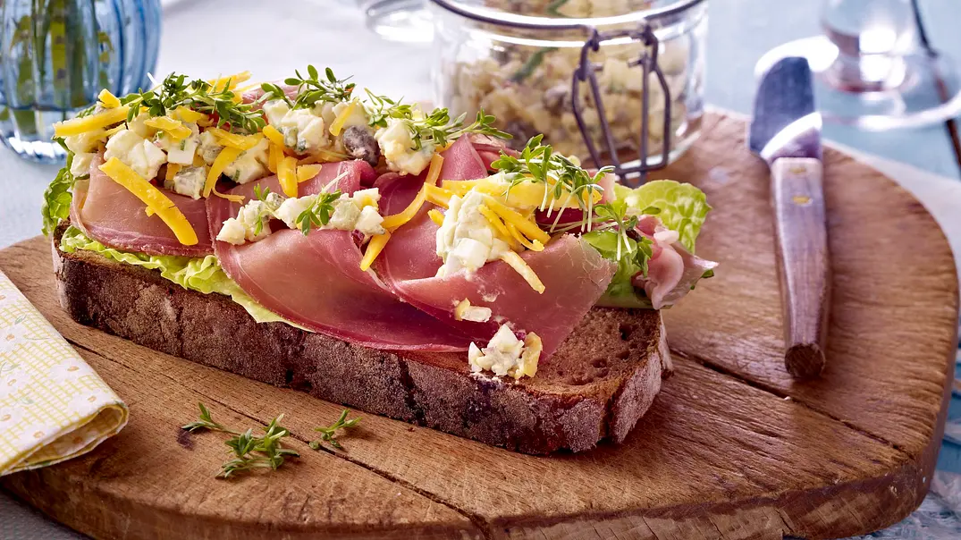 Stulle mit Katenschinken und Eierhäckerle Rezept - Foto: LECKER @ Bauer Media Group Stulle mit Katenschinken und Eierhäckerle Rezept - Foto: LECKER @ Bauer Media Group