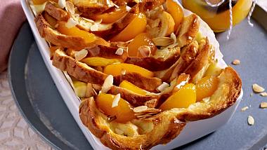 Stuten-Auflauf mit karamellisierten Honig-Aprikosen und Mandelblättchen Rezept - Foto: House of Food / Bauer Food Experts KG