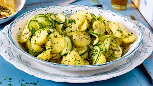 Süddeutscher Kartoffelsalat Rezept - Foto: LECKER @ Bauer Media Group Süddeutscher Kartoffelsalat Rezept - Foto: LECKER @ Bauer Media Group