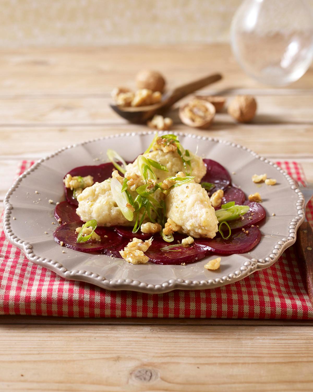 Südtiroler Kasknödel auf Rote-Bete-Carpaccio Rezept