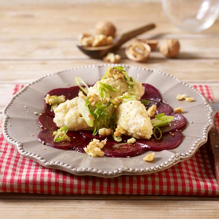 Südtiroler Kasknödel auf Rote-Bete-Carpaccio Rezept Südtiroler Kasknödel auf Rote-Bete-Carpaccio Rezept