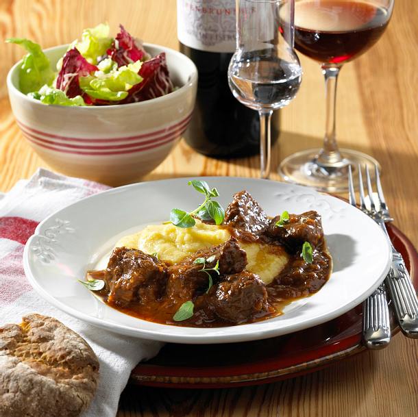 Südtiroler Rindsgulasch mit cremiger Polenta und grünem Salat Rezept Südtiroler Rindsgulasch mit cremiger Polenta und grünem Salat Rezept