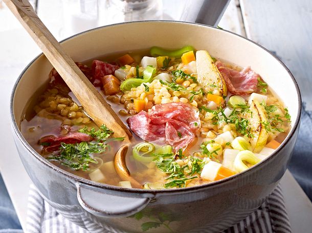 Süß-saure rote Linsensuppe mit Birnenspalten und Fenchelsalami Rezept Süß-saure rote Linsensuppe mit Birnenspalten und Fenchelsalami Rezept
