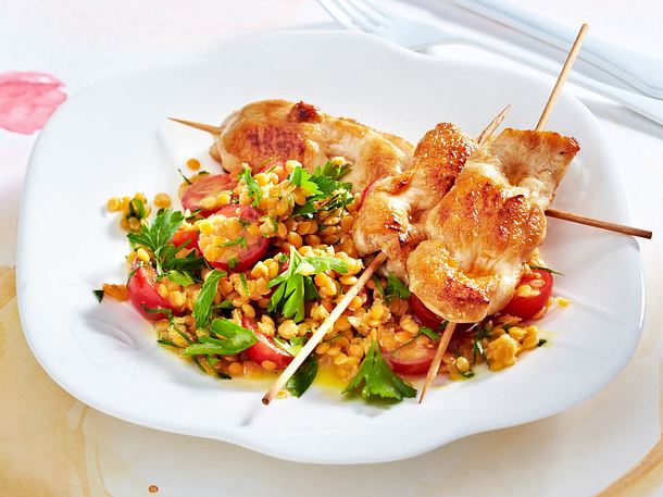 Süßscharfer Linsensalat mit Hähnchenspießen Rezept Süßscharfer Linsensalat mit Hähnchenspießen Rezept