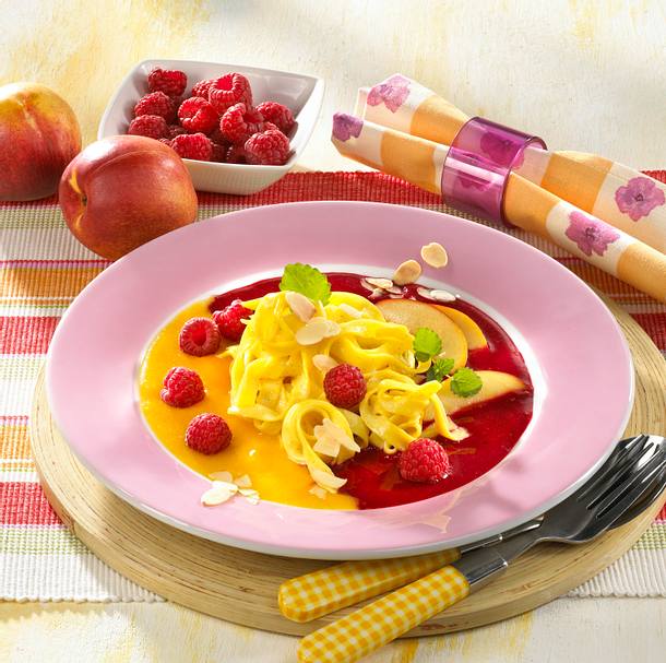 Süße Bandnudeln auf zweierlei Fruchtsoßen Rezept
