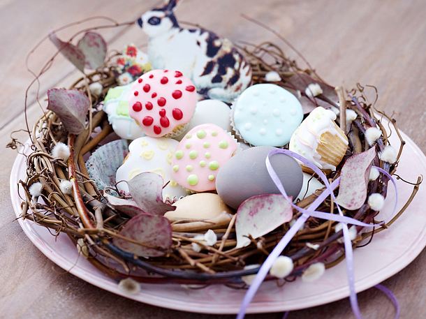 Süße Eierlikör-Muffins im Nest Rezept Süße Eierlikör-Muffins im Nest Rezept
