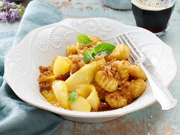 Süße Gnocchi mit Apfelspalten und Zimtbröseln Rezept Süße Gnocchi mit Apfelspalten und Zimtbröseln Rezept