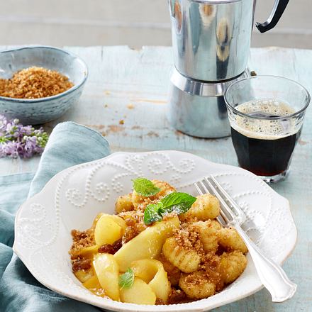 Süße Gnocchi mit Apfelspalten und Zimtbröseln Rezept Süße Gnocchi mit Apfelspalten und Zimtbröseln Rezept