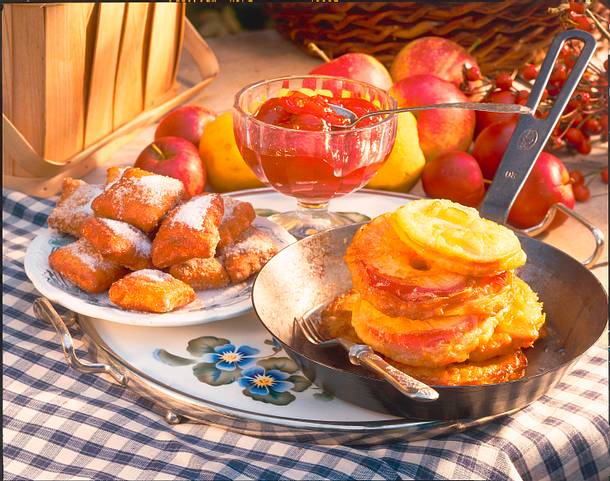 Süße Hefekissen und Apfelbeignets Rezept