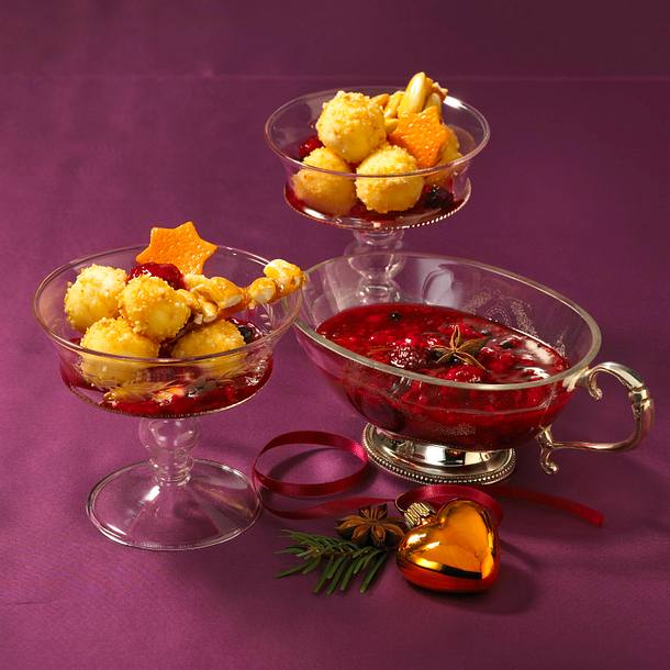 Süße Knödel mit Beerengrütze Rezept