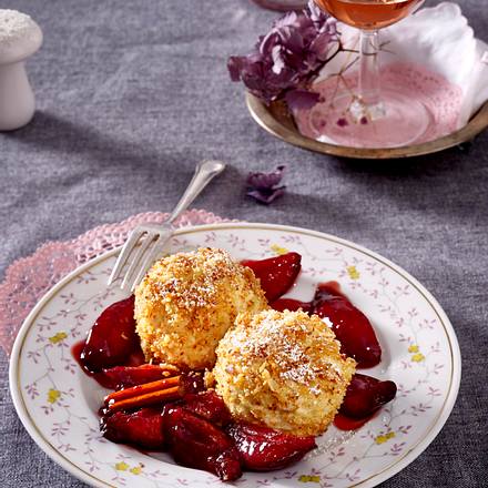 Süße Knödel mit Rotweinzwetschen Rezept