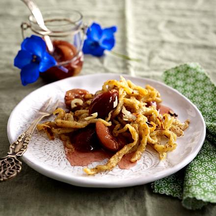 Süße Nuss-Spätzle mit Pflaumen-Kompott Rezept Süße Nuss-Spätzle mit Pflaumen-Kompott Rezept