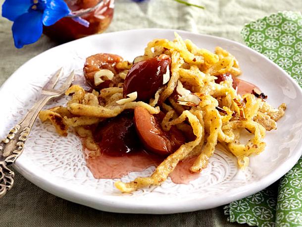 Süße Nussspätzle mit Pflaumenkompott Rezept Süße Nussspätzle mit Pflaumenkompott Rezept