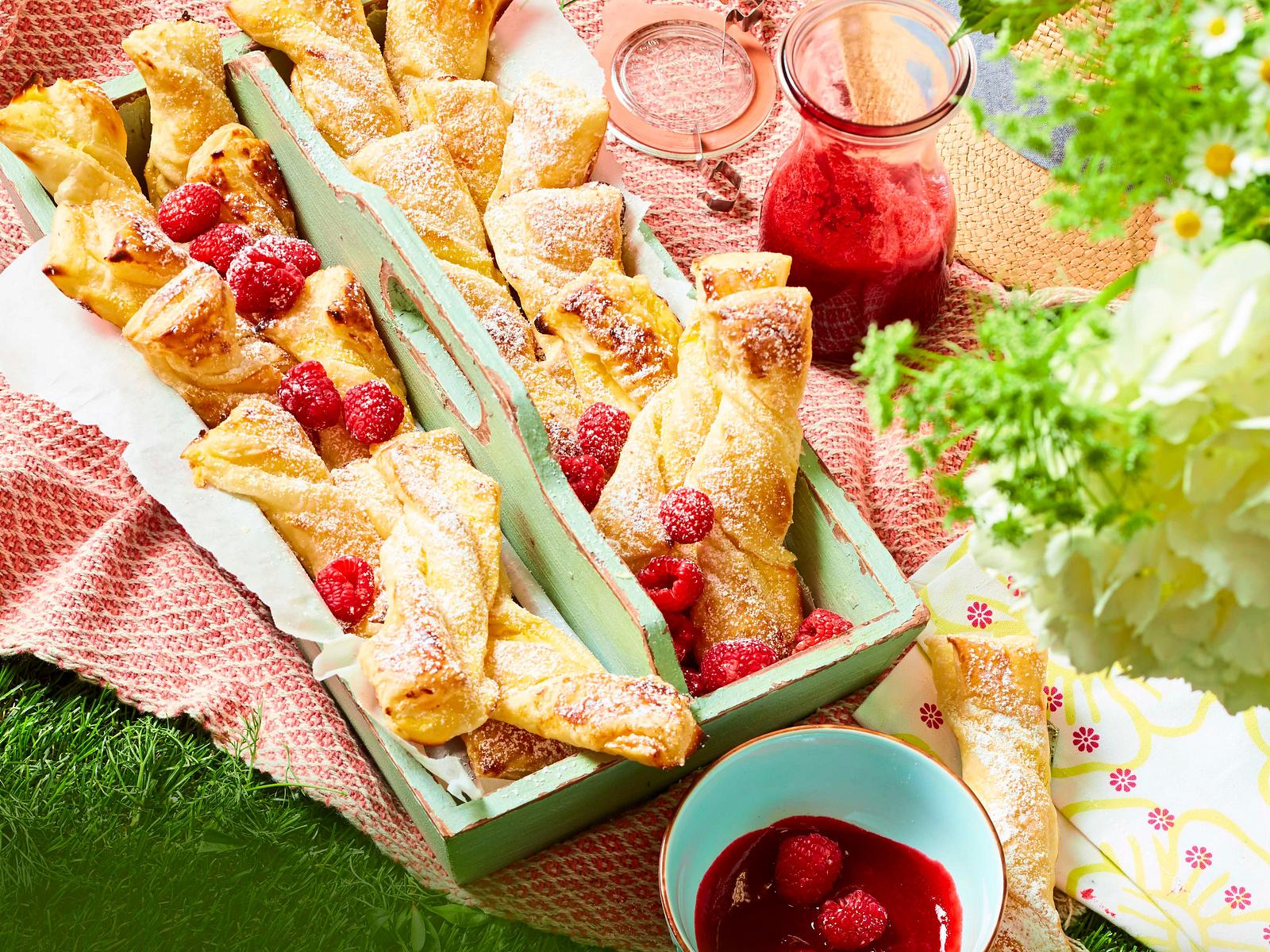 Süße Pudding-Pommes mit Himbeersoße Rezept | LECKER