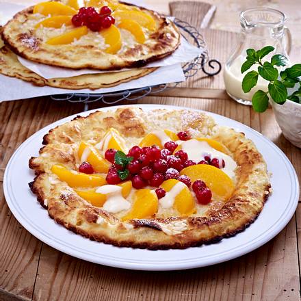 Süße Reispfannkuchen mit Aprikosenspalten und Johannisbeeren zu Vanillesoße Rezept