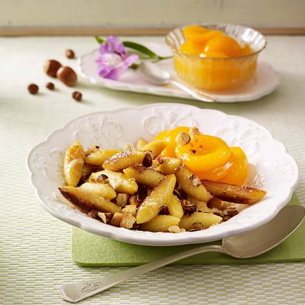 Süße Schupfnudeln mit Aprikosenkompott und Haselnüssen Rezept Süße Schupfnudeln mit Aprikosenkompott und Haselnüssen Rezept