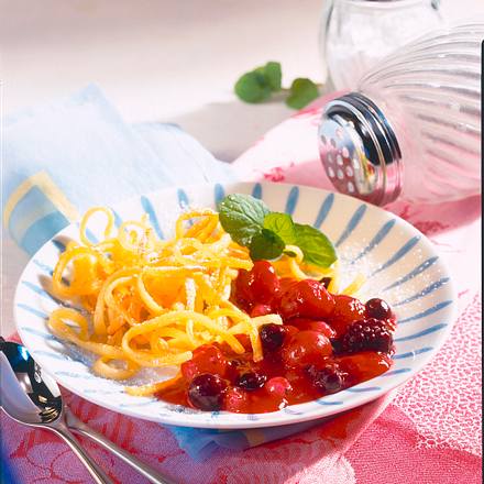 Süße Spätzle mit Beerenkompott Rezept Süße Spätzle mit Beerenkompott Rezept