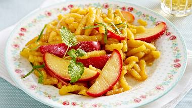 Süße Spätzle mit Apfelspalten Rezept - Foto: House of Food / Bauer Food Experts KG