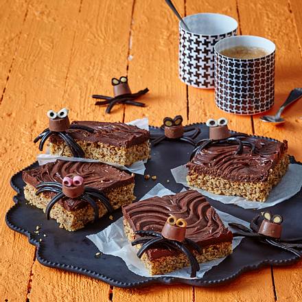 Süße Spinnen auf Nusskuchen Rezept
