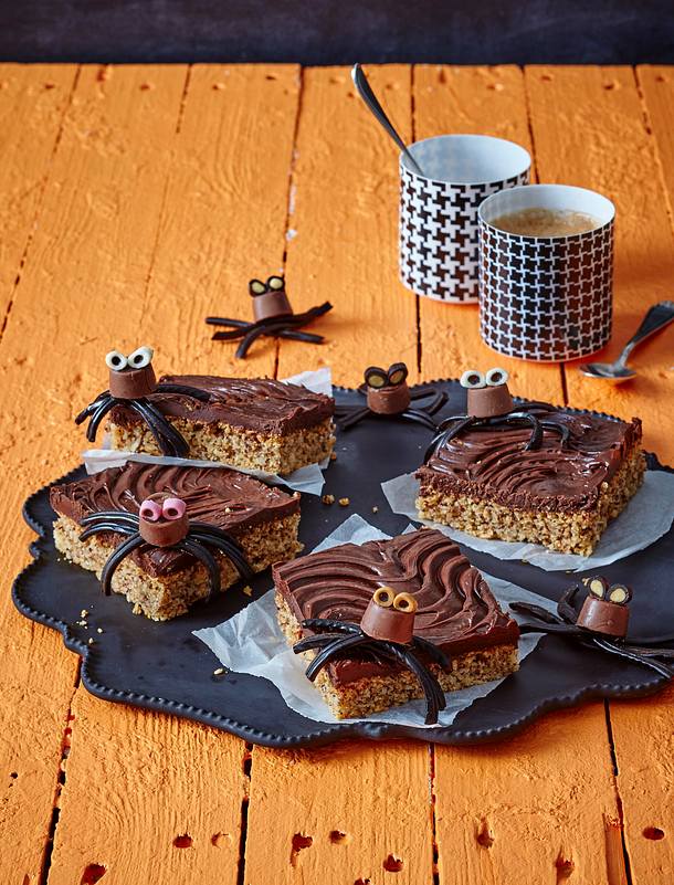 Süße Spinnen auf Nusskuchen Rezept | LECKER