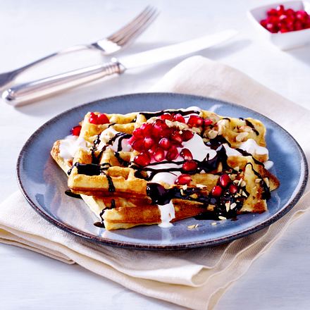 Süße Waffeln mit Granatapfel (Viermal anders) Rezept Süße Waffeln mit Granatapfel (Viermal anders) Rezept