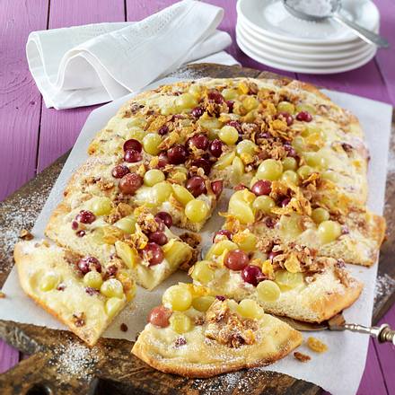 Süßer Flammkuchen mit Crème fraîche, Trauben und Müslikrokant Rezept