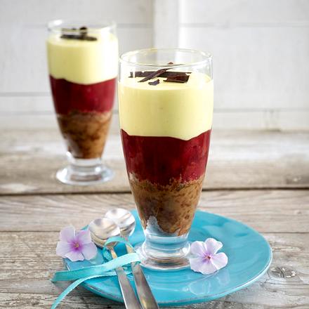 Süßer Weltmeister-Pokal mit roter Grütze, Vanillecreme und Schokokeksen Rezept Süßer Weltmeister-Pokal mit roter Grütze, Vanillecreme und Schokokeksen Rezept