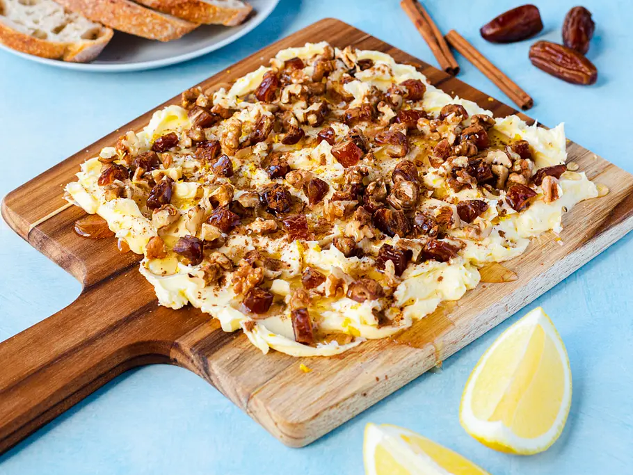 Süßes Butter Board Butter Board mit Walnüssen, Datteln und Honig