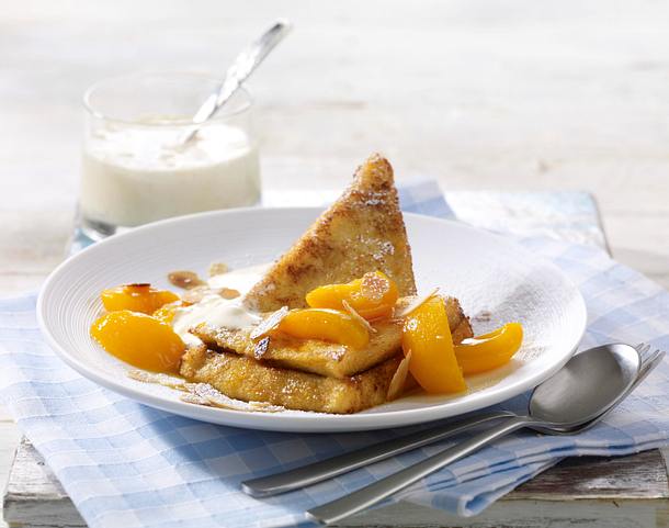 Süßes Frenchtoast mit Nutellafüllung und karamellisierten Aprikosenspalten zu Vanilleeissoße Rezept Süßes Frenchtoast mit Nutellafüllung und karamellisierten Aprikosenspalten zu Vanilleeissoße Rezept