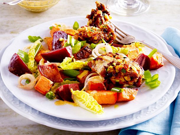 Süßkartoffel-Rote Bete-Salat mit Veggie-Köfte Rezept Süßkartoffel-Rote Bete-Salat mit Veggie-Köfte Rezept