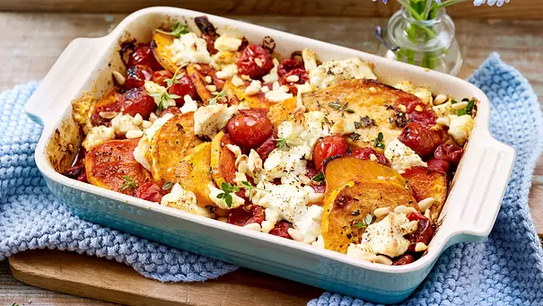 Süßkartoffel-Auflauf mit Feta und Kirschtomaten in einer hellblauen Auflaufform - Foto: LECKER @ Bauer Media Group Süßkartoffel-Auflauf mit Feta und Kirschtomaten in einer hellblauen Auflaufform - Foto: LECKER @ Bauer Media Group