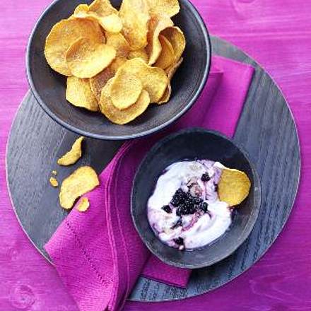 Süßkartoffel-Chips mit Joghurt-Blaubeer-Dip Rezept Süßkartoffel-Chips mit Joghurt-Blaubeer-Dip Rezept