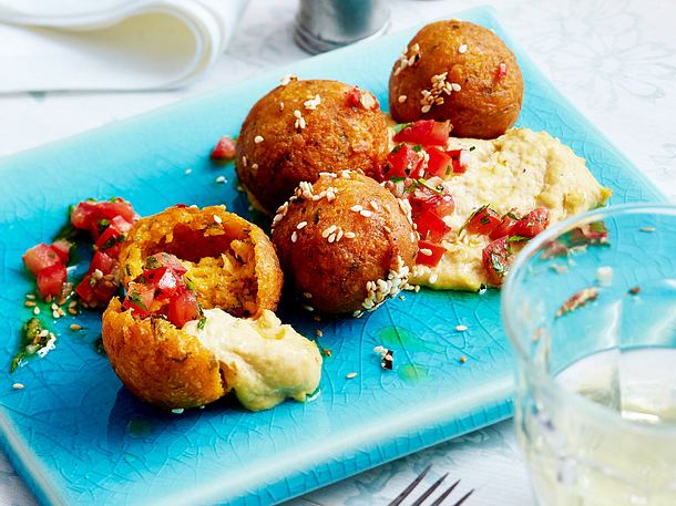 Süßkartoffel-Falafel mit Tomaten-Salsa und Hummus Rezept Süßkartoffel-Falafel mit Tomaten-Salsa und Hummus Rezept