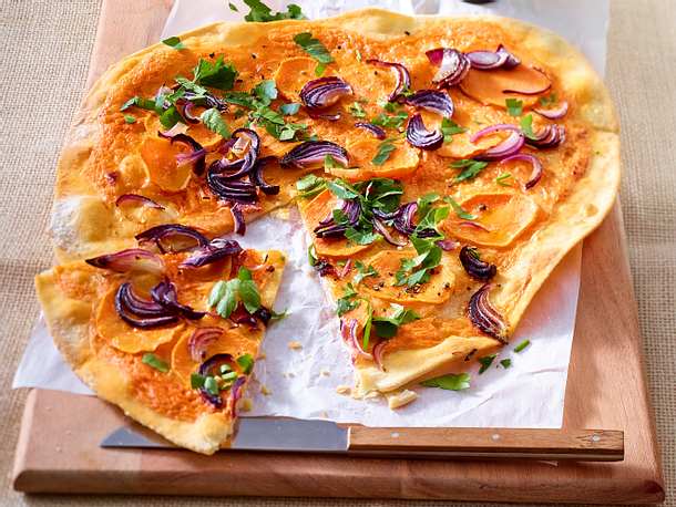 Süßkartoffel-Flammkuchen mit Harissacreme Rezept Süßkartoffel-Flammkuchen mit Harissacreme Rezept