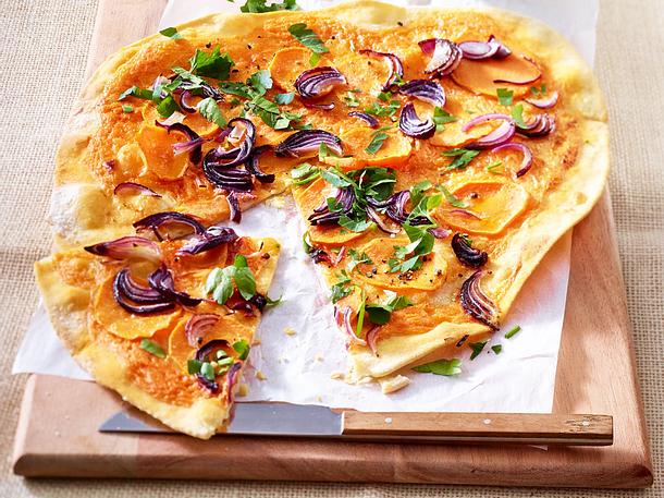 Süßkartoffel-Flammkuchen mit roten Zwiebeln, Petersilie und Harissa-Crème fraîche Rezept Süßkartoffel-Flammkuchen mit roten Zwiebeln, Petersilie und Harissa-Crème fraîche Rezept