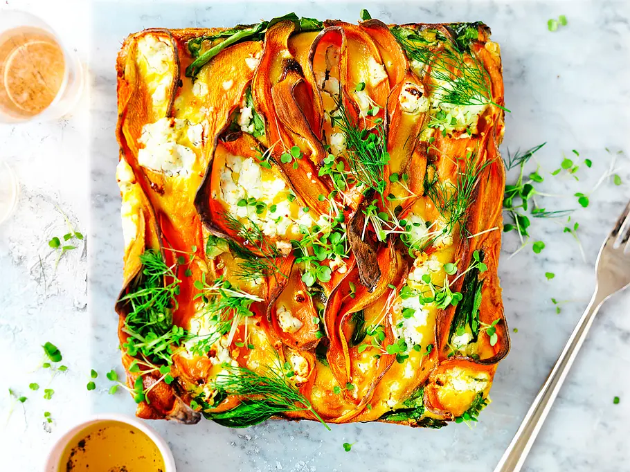 Süßkartoffel-Spinat-Auflauf Rezept Kunstvoll geschichteter Süßkartoffel-Spinat-Auflauf in einer quadratischen Auflaufform