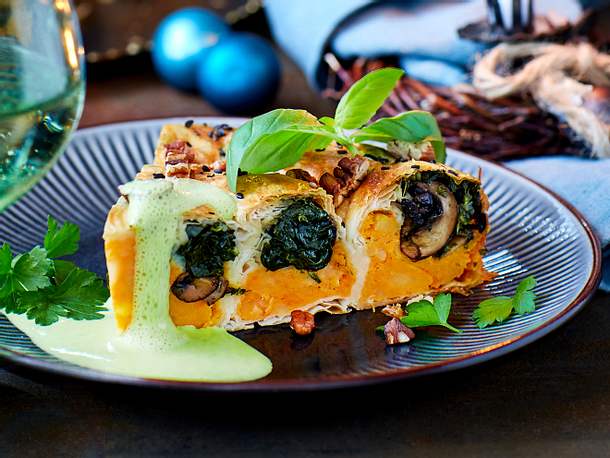 Süßkartoffel-Strudel mit Pesto-Sahne-Schaum Rezept