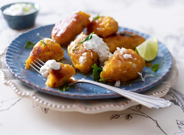 Süßkartoffelnocken mit Salbeibutter und Limettendip Rezept Süßkartoffelnocken mit Salbeibutter und Limettendip Rezept