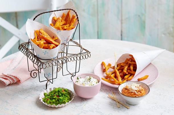 Süßkartoffelpommes mit drei Dips Rezept | LECKER
