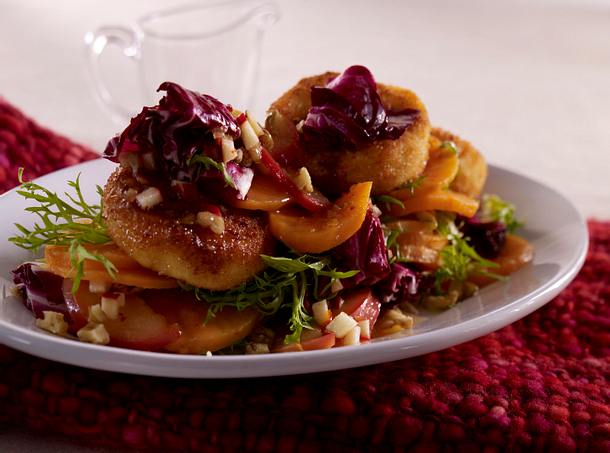 Süßkartoffelsalat mit paniertem Ziegenkäse und Walnuss-Apfel-Sambal Rezept Süßkartoffelsalat mit paniertem Ziegenkäse und Walnuss-Apfel-Sambal Rezept
