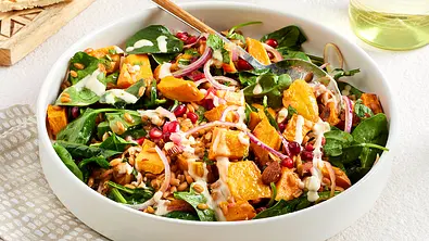Süßkartoffelsalat mit Tahinsoße Rezept - Foto: LECKER @ Bauer Media Group