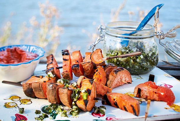 Süßkartoffelspieße mit Tahinsoße und Chimichurri Rezept