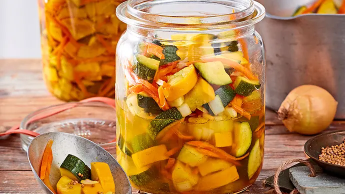 Süßsaure Zucchini - Foto: LECKER @ Bauer Media Group Süßsaure Zucchini - Foto: LECKER @ Bauer Media Group